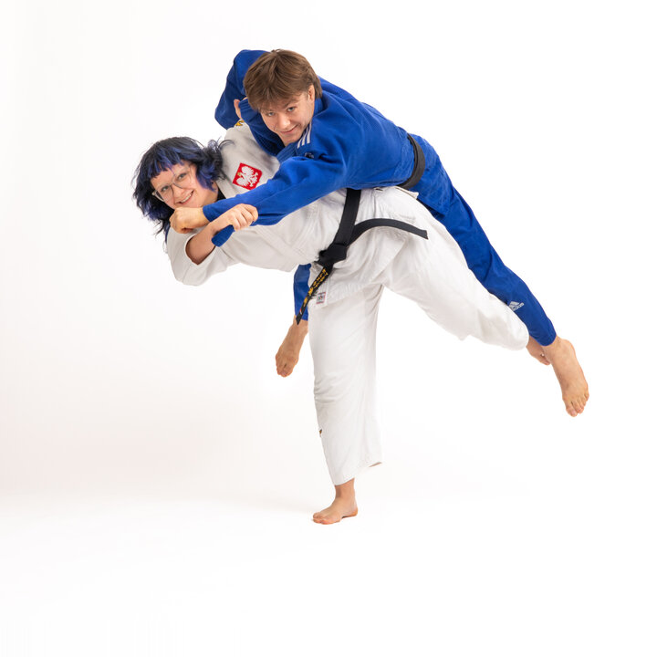 Judoczki Akademii Judo Dragon podczas rzutu