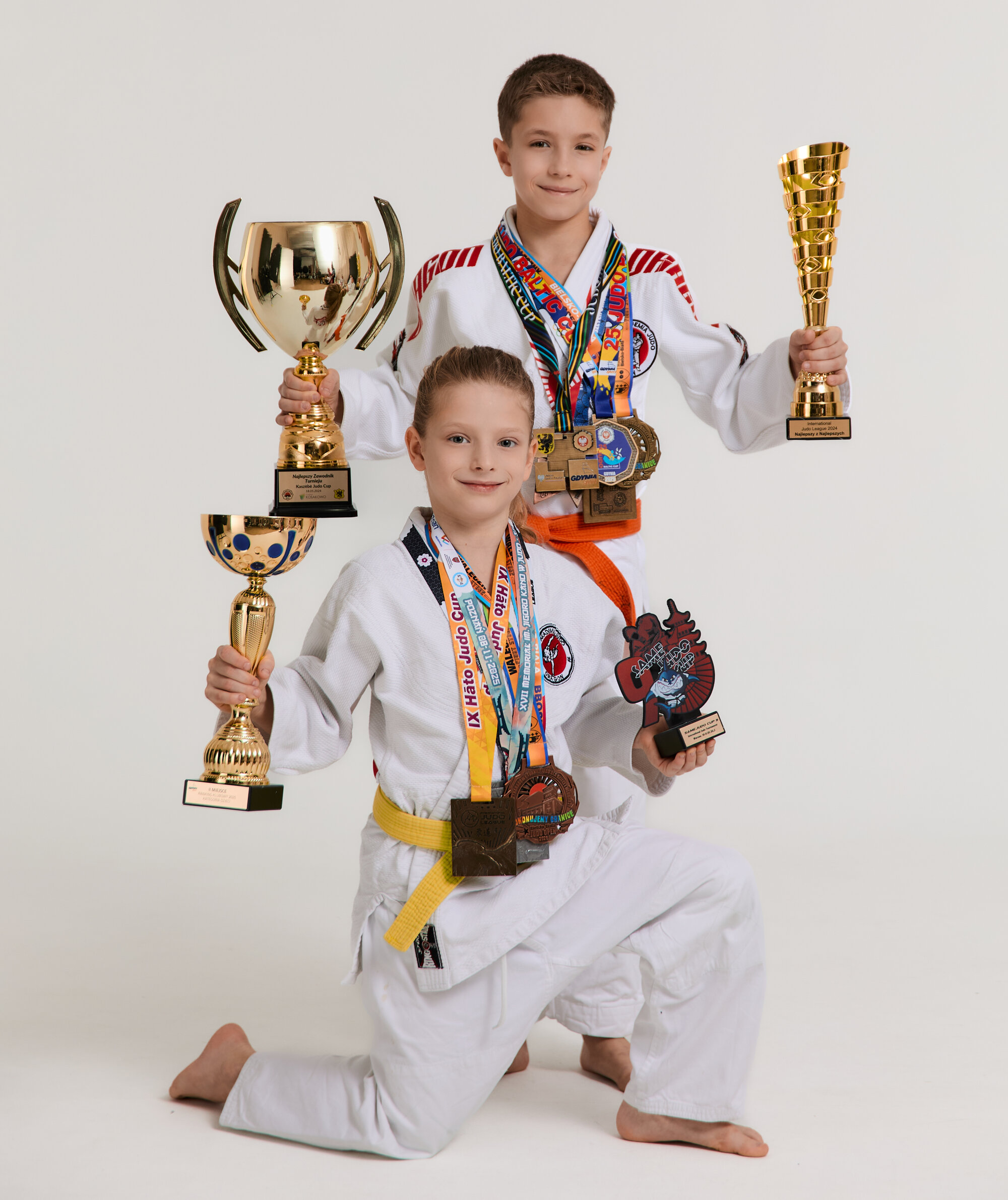 Zawodnicy Dragona z trofeami