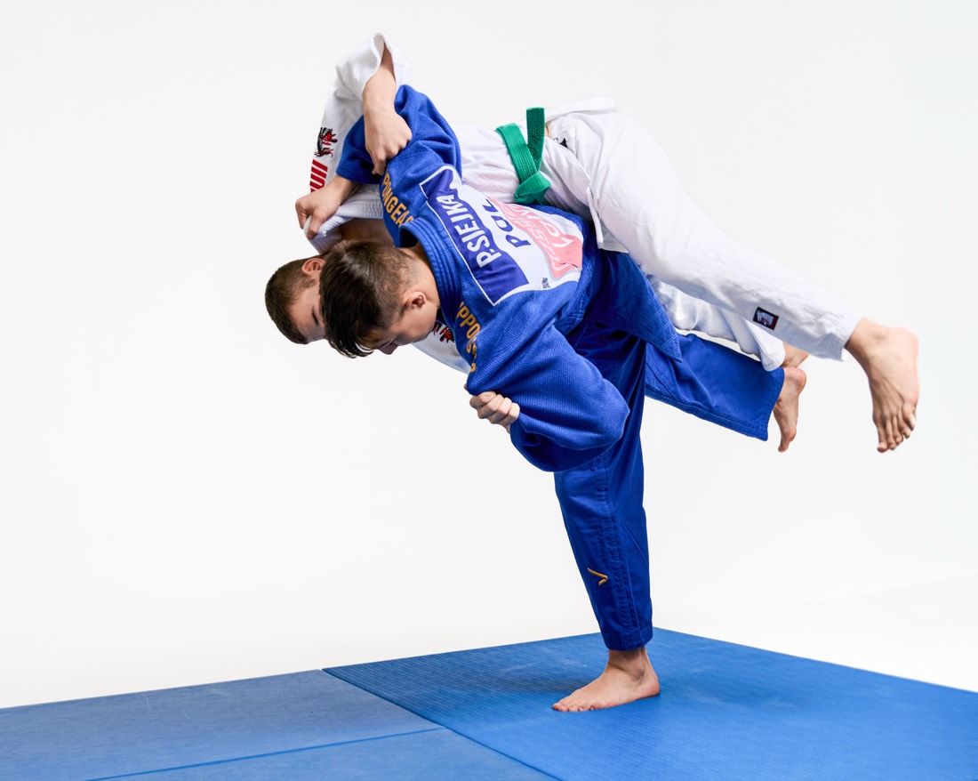 Zawodnik Akademii Judo Dragon wykonuje rzut na macie
