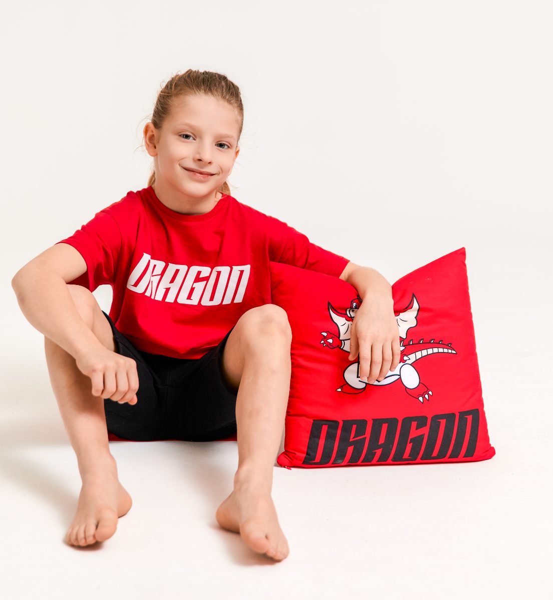 Dziewczynka w koszulce klubu z maskotką Dragona