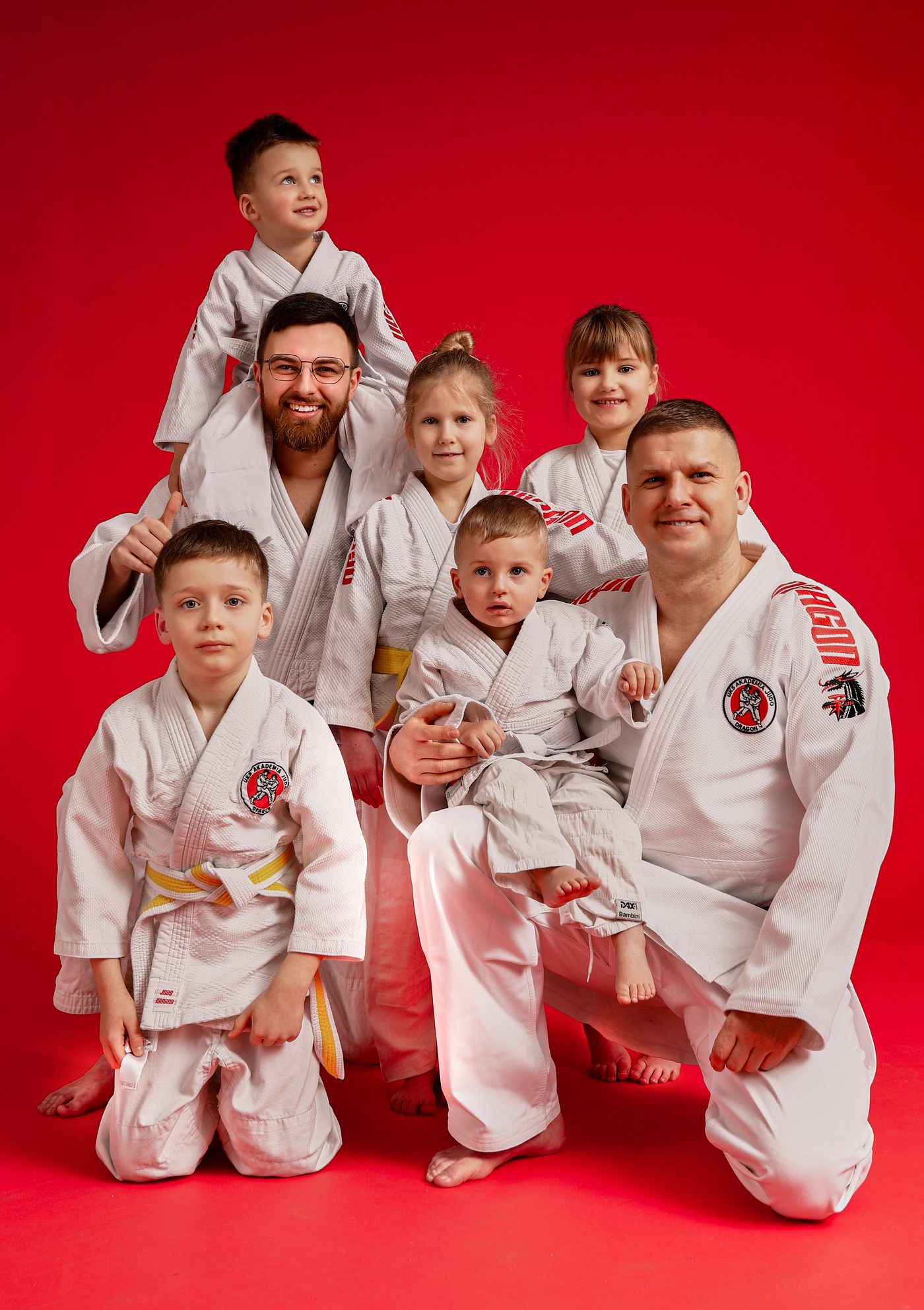 Grupa przedszkolaków w judogach z trenerami Akademii Judo Dragon