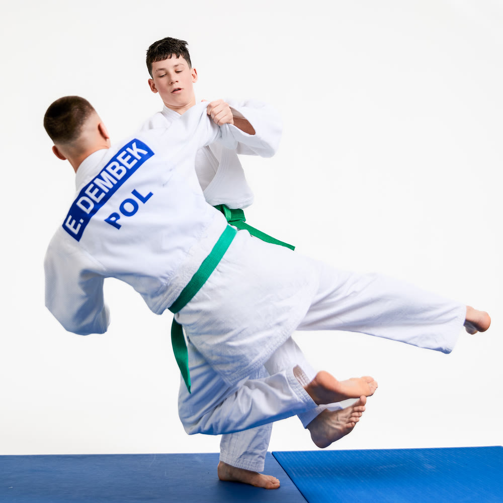 Zawodnik Akademii Judo Dragon w akcji na macie