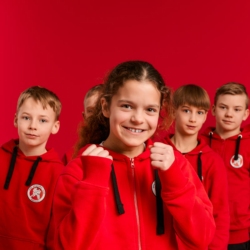 Uśmiechnięte dziecko podczas zajęć judo